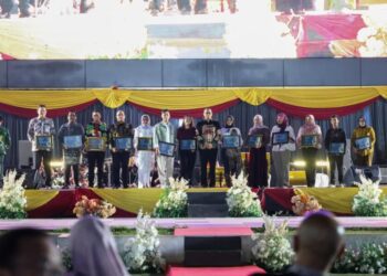 Kepala Dinas Pemuda, Olahraga, Budaya, dan Pariwisata (Disporabudpar) Boby Arisandi saat memberikan sertifikat pada pemenang lomba