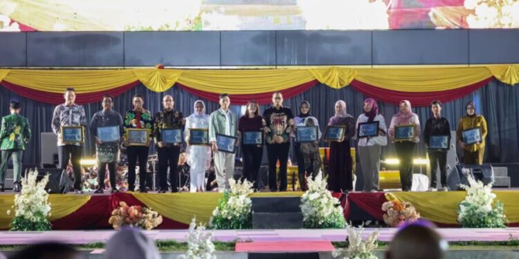 Kepala Dinas Pemuda, Olahraga, Budaya, dan Pariwisata (Disporabudpar) Boby Arisandi saat memberikan sertifikat pada pemenang lomba