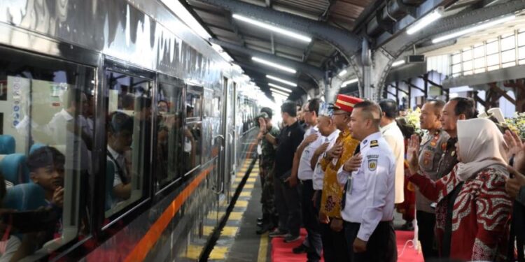 Daop 9 Jember slmeresmikan KA Pandalungan Jember -Gambir pulang pergi