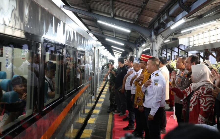 Daop 9 Jember slmeresmikan KA Pandalungan Jember -Gambir pulang pergi
