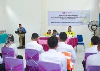 Plt Sekda Pohuwato, Achmad Djuuna, memberikan sambutan penutupan pelatihan medium truk mainhaul, (Razak Ptokopim Pohuwato)