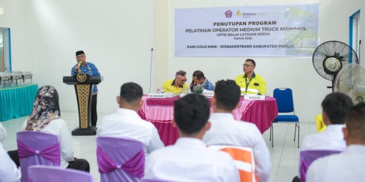 Plt Sekda Pohuwato, Achmad Djuuna, memberikan sambutan penutupan pelatihan medium truk mainhaul, (Razak Ptokopim Pohuwato)