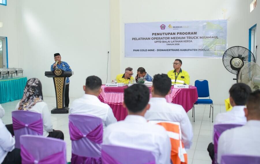 Plt Sekda Pohuwato, Achmad Djuuna, memberikan sambutan penutupan pelatihan medium truk mainhaul, (Razak Ptokopim Pohuwato)