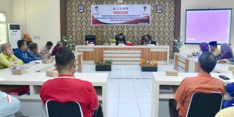 Bupati Pohuwato, Saipul Mbuinga, memberikan sambutan sosialisasi prinsip kepatuhan dan anti penyuapan, (Iwan Karim Prokopim Pohuwato)