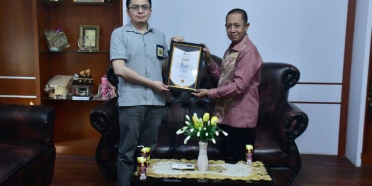 Kepala Dinas Pendidikan Pohuwato, Arman Mohammad, menerima penghargaan Nasional kepatuhan pajak ASN, Kamis (18/06/2026) (Iwan Karim Prokopim Pohuwato)