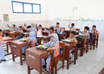 Para siswa saat menyantap MBG (Foto: Diskominfo)