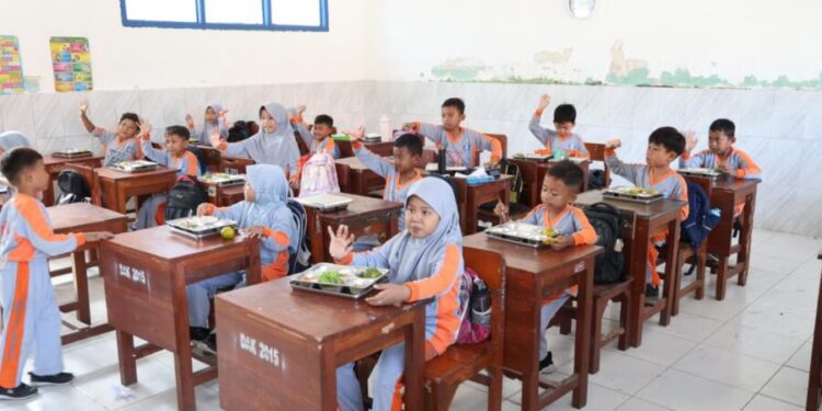 Para siswa saat menyantap MBG (Foto: Diskominfo)