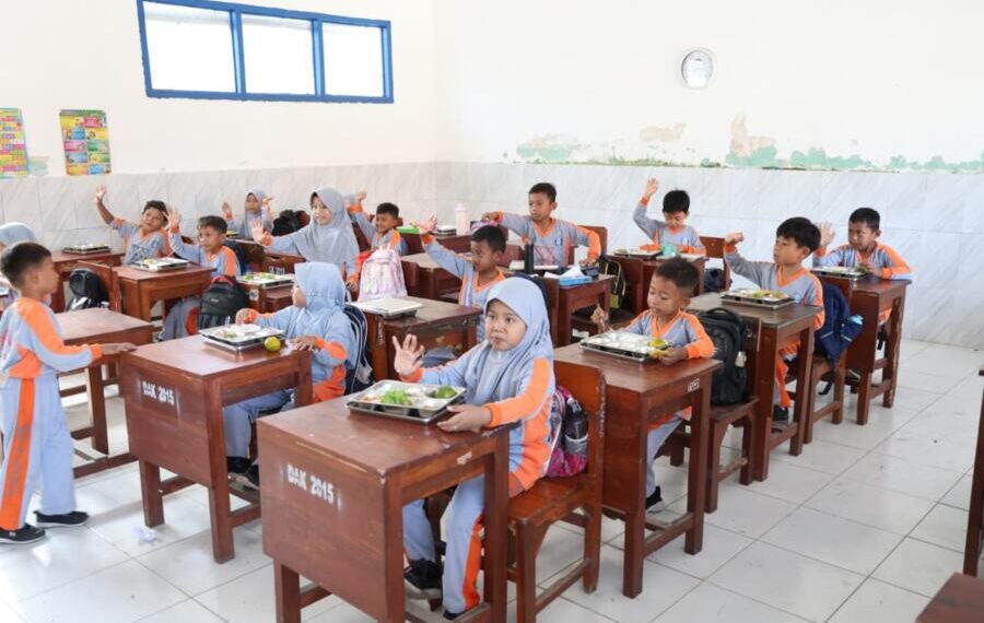 Para siswa saat menyantap MBG (Foto: Diskominfo)