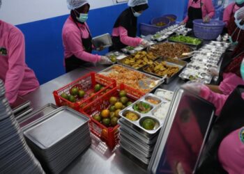 Tenaga relawan SPPG di kecamatan Jombang saat menyampaikan masakan MBG
