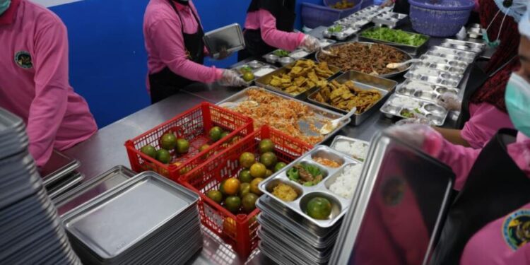 Tenaga relawan SPPG di kecamatan Jombang saat menyampaikan masakan MBG