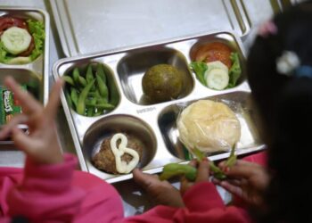 Para siswa saat menyantap menu makanan MBG di SDN Wringinagung kecamatan Jombang