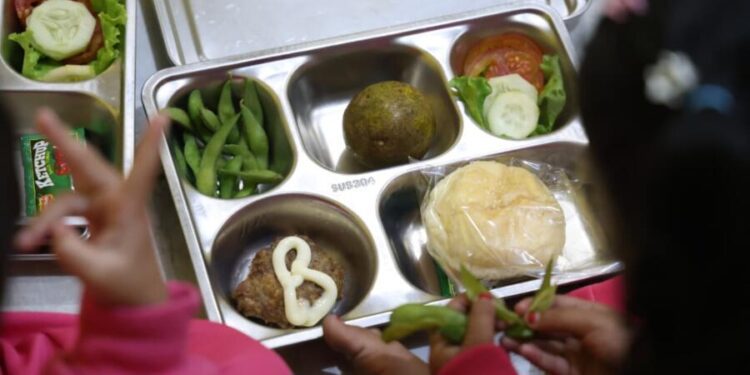 Para siswa saat menyantap menu makanan MBG di SDN Wringinagung kecamatan Jombang