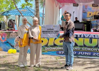 Penyerahan bantuan secara simbolis oleh PLN Nusantara Power UP Gorontalo kepada UMKM yang terlibat di wakili oleh Team Leader SDM UMUM dan CSR. (Foto.istimewa)