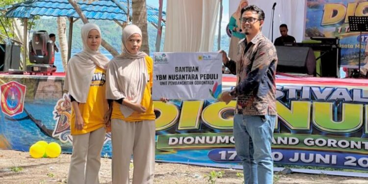 Penyerahan bantuan secara simbolis oleh PLN Nusantara Power UP Gorontalo kepada UMKM yang terlibat di wakili oleh Team Leader SDM UMUM dan CSR. (Foto.istimewa)