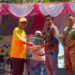 Pemberian piagam dari Bupati Gorontalo Utara Thariq Modanggu kepada PLN NP UP Gorontalo yang di wakili oleh TL SDM Umum dan CSR. (Foto.istimewa)