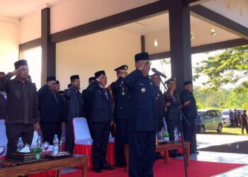 Bupati Ismet Mile didampingi Wabup Risman Tolingguhu, Sekda Iwan Mustapa dan jajaran Forkopimda pada Peringatan Hari Lahir Pancasila tingkat Kabupaten Bone Bolango yang digelar di Lapangan Alun-Alun Bone Bolango, Selasa (2/6/2026). (Foto Indra/Gopos)