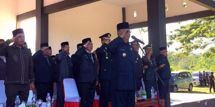 Bupati Ismet Mile didampingi Wabup Risman Tolingguhu, Sekda Iwan Mustapa dan jajaran Forkopimda pada Peringatan Hari Lahir Pancasila tingkat Kabupaten Bone Bolango yang digelar di Lapangan Alun-Alun Bone Bolango, Selasa (2/6/2026). (Foto Indra/Gopos)