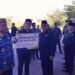 Bupati Bone Bolango, Ismet Mile didampingi Wabup Risman Tolingguhu, Sekda Iwan Mustapa dan jajaran Forkopimda saat menyerahkan santunan pensiun dan korpri kepada para ASN yang memasuki purna tugas di sela Peringatan Hari Lahir Pancasila tingkat Kabupaten Bone Bolango yang digelar di Lapangan Alun-Alun Bone Bolango, Selasa (2/6/2026). (Foto Indra/Gopos)