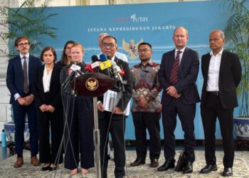 Menteri Pendidikan Tinggi, Sains, dan Teknologi Brian Yuliarto (tengah) memberikan pernyataan pers di Kompleks Istana Kepresidenan, Jakarta, Senin (22/6/2026). ANTARA/Fathur Rochman