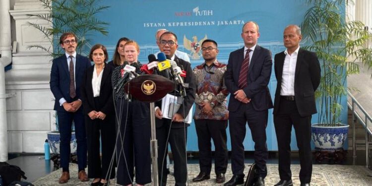 Menteri Pendidikan Tinggi, Sains, dan Teknologi Brian Yuliarto (tengah) memberikan pernyataan pers di Kompleks Istana Kepresidenan, Jakarta, Senin (22/6/2026). ANTARA/Fathur Rochman