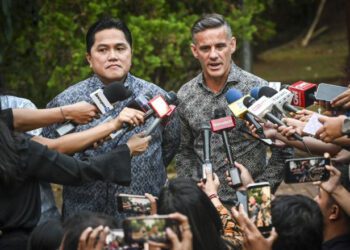 Menteri Pemuda dan Olahraga (Menpora) sekaligus Ketua Umum PSSI Erick Thohir (kiri) bersama Pelatih Timnas Indonesia John Herdman (kanan) menjawab pertanyaan wartawan usai bertemu Presiden Prabowo di Hambalang, Kabupaten Bogor, Jawa Barat, Jumat (19/6/2026). Presiden Prabowo Subianto menerima Menpora dan Pelatih Timnas Indonesia untuk membahas perkembangan olah raga dan rencana penguatan sepak bola nasional. ANTARA FOTO/Galih Pradipta/kye (ANTARA FOTO/GALIH PRADIPTA)