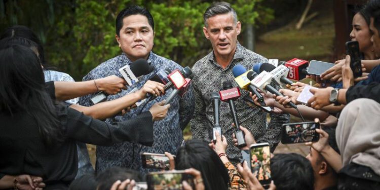 Menteri Pemuda dan Olahraga (Menpora) sekaligus Ketua Umum PSSI Erick Thohir (kiri) bersama Pelatih Timnas Indonesia John Herdman (kanan) menjawab pertanyaan wartawan usai bertemu Presiden Prabowo di Hambalang, Kabupaten Bogor, Jawa Barat, Jumat (19/6/2026). Presiden Prabowo Subianto menerima Menpora dan Pelatih Timnas Indonesia untuk membahas perkembangan olah raga dan rencana penguatan sepak bola nasional. ANTARA FOTO/Galih Pradipta/kye (ANTARA FOTO/GALIH PRADIPTA)