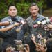 Menteri Pemuda dan Olahraga (Menpora) sekaligus Ketua Umum PSSI Erick Thohir (kiri) bersama Pelatih Timnas Indonesia John Herdman (kanan) menjawab pertanyaan wartawan usai bertemu Presiden Prabowo di Hambalang, Kabupaten Bogor, Jawa Barat, Jumat (19/6/2026). Presiden Prabowo Subianto menerima Menpora dan Pelatih Timnas Indonesia untuk membahas perkembangan olah raga dan rencana penguatan sepak bola nasional. ANTARA FOTO/Galih Pradipta/kye (ANTARA FOTO/GALIH PRADIPTA)