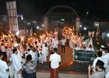 Wakil Bupati Boalemo, Lahmuddin Hambali, saat melepas peserta pawai obor. (Prokopim Boalemo)
