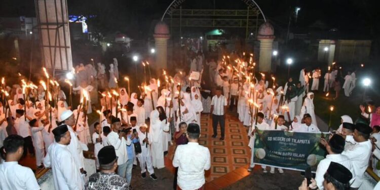 Wakil Bupati Boalemo, Lahmuddin Hambali, saat melepas peserta pawai obor. (Prokopim Boalemo)