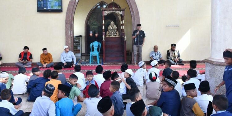 Wakil Bupati Boalemo, Lahmuddin Hambali, memberikan sambutan program LAZISMU. (Prokopim Boalemo)