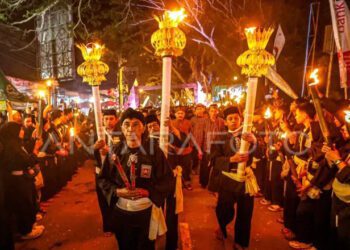 Sejumlah peserta membawa obor saat mengikuti tradisi Lampah Ratri Obor Sewu di Telaga Ngebel, Ponorogo, Jawa Timur, Senin (15/6/2026). Tradisi mengelilingi Telaga Ngebel dengan berjalan kaki dalam keheningan pada malam 1 Suro itu untuk memperingati Tahun Baru Islam. (ANTARA FOTO/Muhammad Mada/nz)