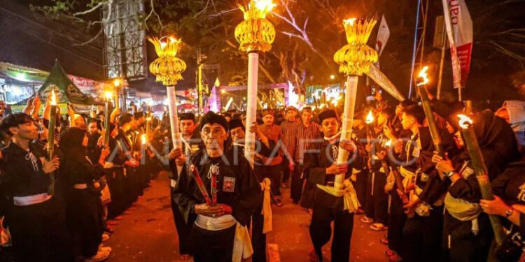 Sejumlah peserta membawa obor saat mengikuti tradisi Lampah Ratri Obor Sewu di Telaga Ngebel, Ponorogo, Jawa Timur, Senin (15/6/2026). Tradisi mengelilingi Telaga Ngebel dengan berjalan kaki dalam keheningan pada malam 1 Suro itu untuk memperingati Tahun Baru Islam. (ANTARA FOTO/Muhammad Mada/nz)
