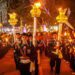 Sejumlah peserta membawa obor saat mengikuti tradisi Lampah Ratri Obor Sewu di Telaga Ngebel, Ponorogo, Jawa Timur, Senin (15/6/2026). Tradisi mengelilingi Telaga Ngebel dengan berjalan kaki dalam keheningan pada malam 1 Suro itu untuk memperingati Tahun Baru Islam. (ANTARA FOTO/Muhammad Mada/nz)