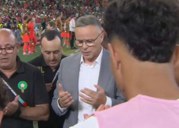 Pelatih Timnas Maroko, Mohammed Ouahbi, memimpin doa bersama tim sebelum menjalani laga adu tendangan penalti melawan timnas Belanda dalam laga penyisihan 32 besar Piala Dunia 2026