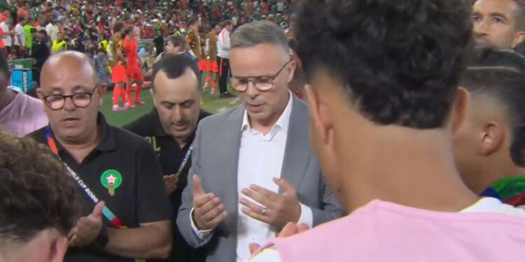 Pelatih Timnas Maroko, Mohammed Ouahbi, memimpin doa bersama tim sebelum menjalani laga adu tendangan penalti melawan timnas Belanda dalam laga penyisihan 32 besar Piala Dunia 2026