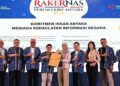 Menteri Komunikasi dan Digital, Meutya Hafid (tengah), dan Direktorat Jendral Komunikasi Publik dan Media Kemenkomdigi, Fifi Aleyda Yahya (ketiga kanan), berpose bersama Direktur Utama Perum LKBN ANTARA, Benny Siga Butarbutar (keempat kiri) dan jajaran Dewan Pengawas dan direksi ANTARA dalam Rakernas Perum LKBN ANTARA 2026 di Yogyakarta, Jumat (5/6/2026). ANTARA FOTO/Andreas Fitri Atmoko/nym