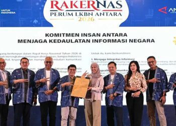 Menteri Komunikasi dan Digital, Meutya Hafid (tengah), dan Direktorat Jendral Komunikasi Publik dan Media Kemenkomdigi, Fifi Aleyda Yahya (ketiga kanan), berpose bersama Direktur Utama Perum LKBN ANTARA, Benny Siga Butarbutar (keempat kiri) dan jajaran Dewan Pengawas dan direksi ANTARA dalam Rakernas Perum LKBN ANTARA 2026 di Yogyakarta, Jumat (5/6/2026). ANTARA FOTO/Andreas Fitri Atmoko/nym