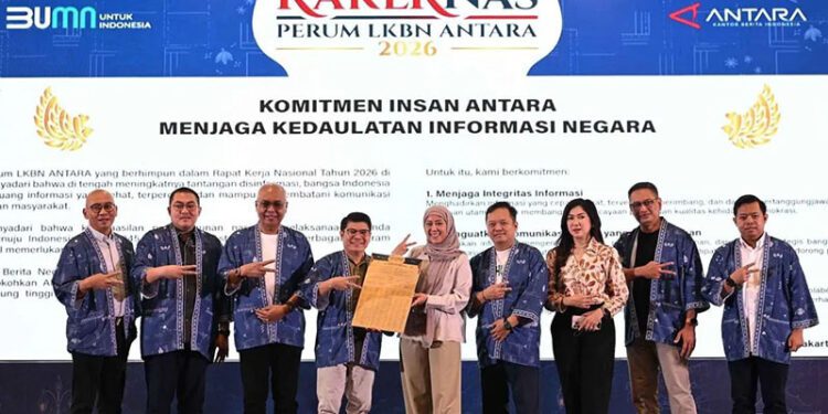 Menteri Komunikasi dan Digital, Meutya Hafid (tengah), dan Direktorat Jendral Komunikasi Publik dan Media Kemenkomdigi, Fifi Aleyda Yahya (ketiga kanan), berpose bersama Direktur Utama Perum LKBN ANTARA, Benny Siga Butarbutar (keempat kiri) dan jajaran Dewan Pengawas dan direksi ANTARA dalam Rakernas Perum LKBN ANTARA 2026 di Yogyakarta, Jumat (5/6/2026). ANTARA FOTO/Andreas Fitri Atmoko/nym
