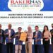 Menteri Komunikasi dan Digital, Meutya Hafid (tengah), dan Direktorat Jendral Komunikasi Publik dan Media Kemenkomdigi, Fifi Aleyda Yahya (ketiga kanan), berpose bersama Direktur Utama Perum LKBN ANTARA, Benny Siga Butarbutar (keempat kiri) dan jajaran Dewan Pengawas dan direksi ANTARA dalam Rakernas Perum LKBN ANTARA 2026 di Yogyakarta, Jumat (5/6/2026). ANTARA FOTO/Andreas Fitri Atmoko/nym