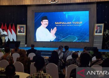 Menteri Sosial Saifullah Yusuf berikan pemaparan dalam kegiatan penyerahan tanah milik Kementerian Hukum kepada Kementerian Sosial untuk pembangunan Sekolah Rakyat, di Kantor Kemenkum, Jakarta, Kamis (18/6/2026). ANTARA/Fianda Sjofjan Rassat/am.