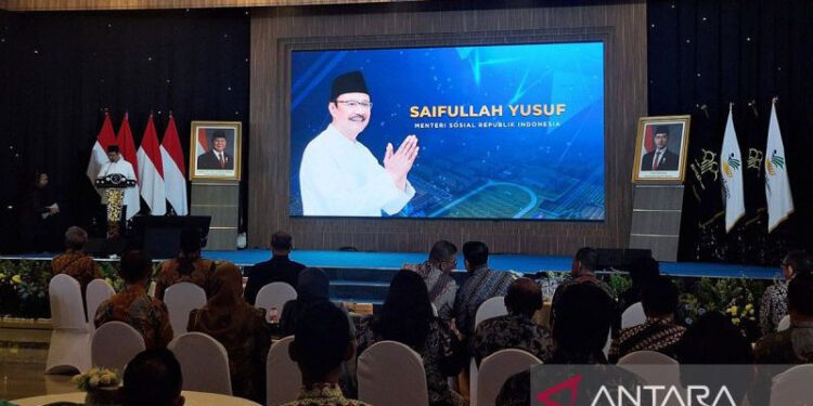 Menteri Sosial Saifullah Yusuf berikan pemaparan dalam kegiatan penyerahan tanah milik Kementerian Hukum kepada Kementerian Sosial untuk pembangunan Sekolah Rakyat, di Kantor Kemenkum, Jakarta, Kamis (18/6/2026). ANTARA/Fianda Sjofjan Rassat/am.