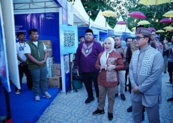 Wakil Gubernur Gorontalo Idah Syahidah Habibie bersama Kepala KPw BI Gorontalo Bambang Satya Permana meninjau stand PESONA SERLIGO di Limboto, Kabupaten Gorontalo, Jumat sore (19/6/2026).