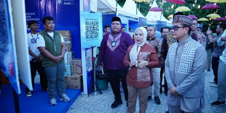 Wakil Gubernur Gorontalo Idah Syahidah Habibie bersama Kepala KPw BI Gorontalo Bambang Satya Permana meninjau stand PESONA SERLIGO di Limboto, Kabupaten Gorontalo, Jumat sore (19/6/2026).