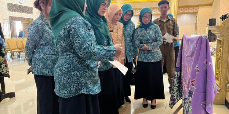 Ketua TP PKK Kabupaten Jember Neng Ghyta Eka Puspita saat memantau lomba Batik se - Kabupaten