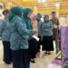 Ketua TP PKK Kabupaten Jember Neng Ghyta Eka Puspita saat memantau lomba Batik se - Kabupaten