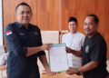 Konni Balamba saat menyerahkan berkas pendaftaran bursa calon Ketua PWI Kotamobagu periode 2026-2029.(F. Istimewa)