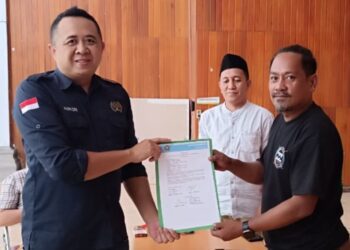 Konni Balamba saat menyerahkan berkas pendaftaran bursa calon Ketua PWI Kotamobagu periode 2026-2029.(F. Istimewa)