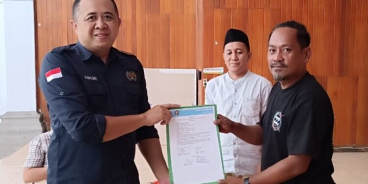 Konni Balamba saat menyerahkan berkas pendaftaran bursa calon Ketua PWI Kotamobagu periode 2026-2029.(F. Istimewa)
