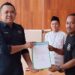 Konni Balamba saat menyerahkan berkas pendaftaran bursa calon Ketua PWI Kotamobagu periode 2026-2029.(F. Istimewa)