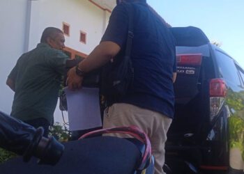 Kejari Marisa saat mengamankan barang bukti berupa printer di DLH Pohuwato,  Jum'at (19/06/2026) (Dandi Lasalutu)